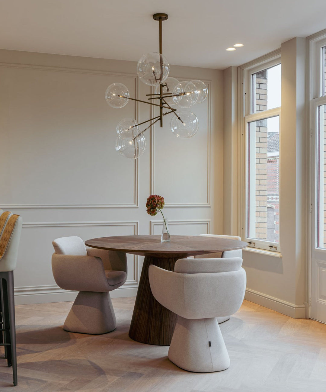 Eetkamerstoel Anna in Greige Cashmere – sfeerbeeld in interieur