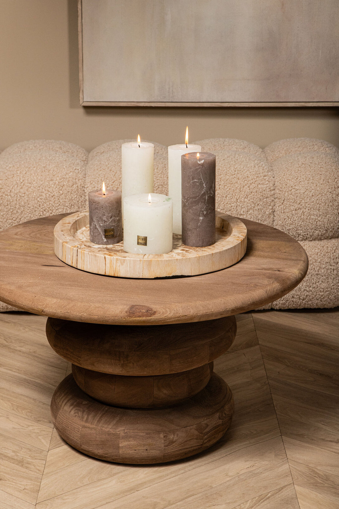 Round fluted coffee table in natural mango wood