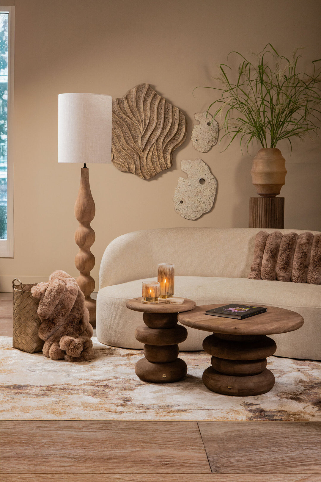 Round fluted coffee table in natural mango wood