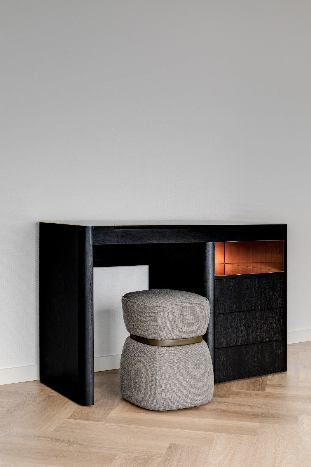 Toilettafel Madison in eiken Charcoal – sfeerbeeld in interieur