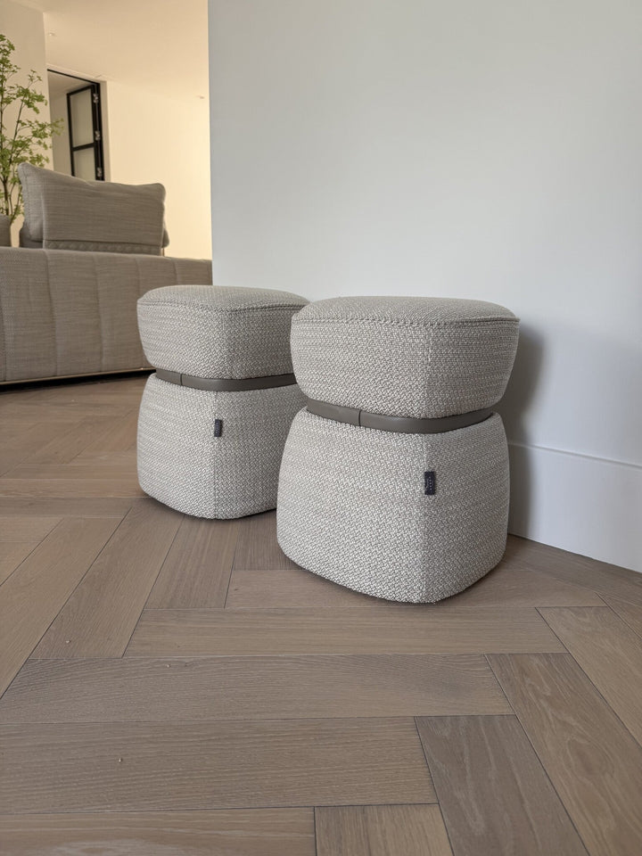 Poef Vera in lichttaupe Hopsack – sfeerbeeld in interieur