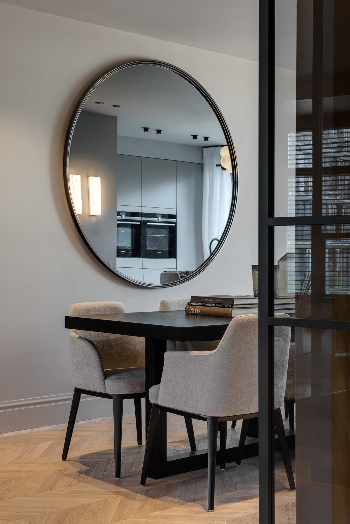 Eetkamerstoel Milano in greige stof – sfeerbeeld in interieur