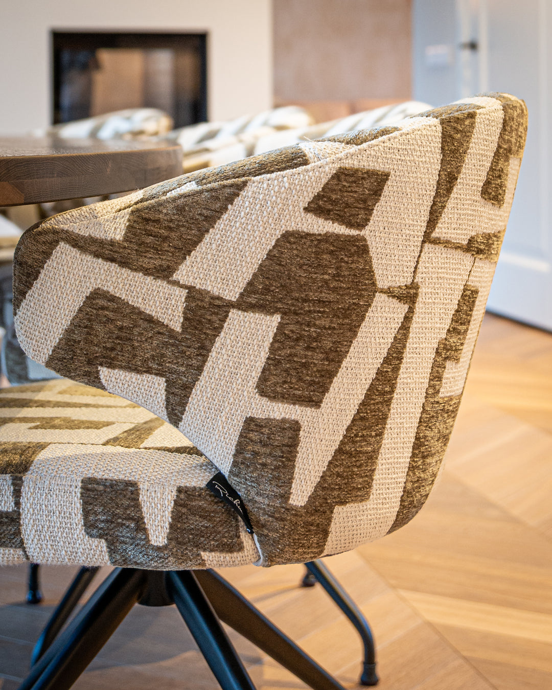 Dining room chair Milly moss graffic swivel