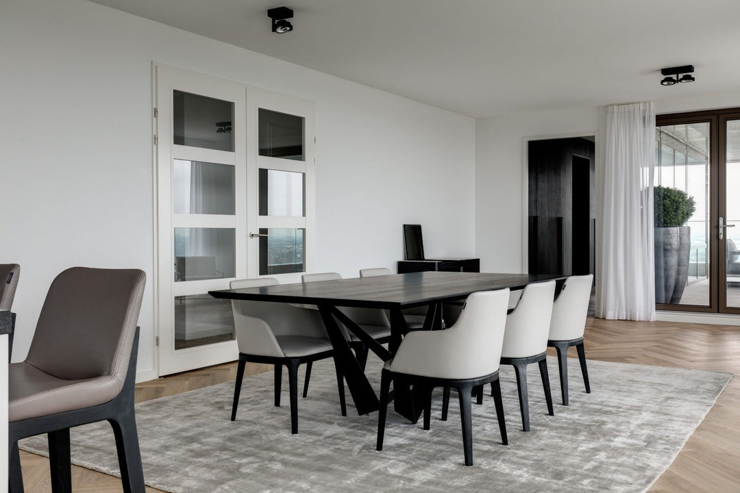 Eetkamerstoel Febe in beige leer – sfeerbeeld in interieur