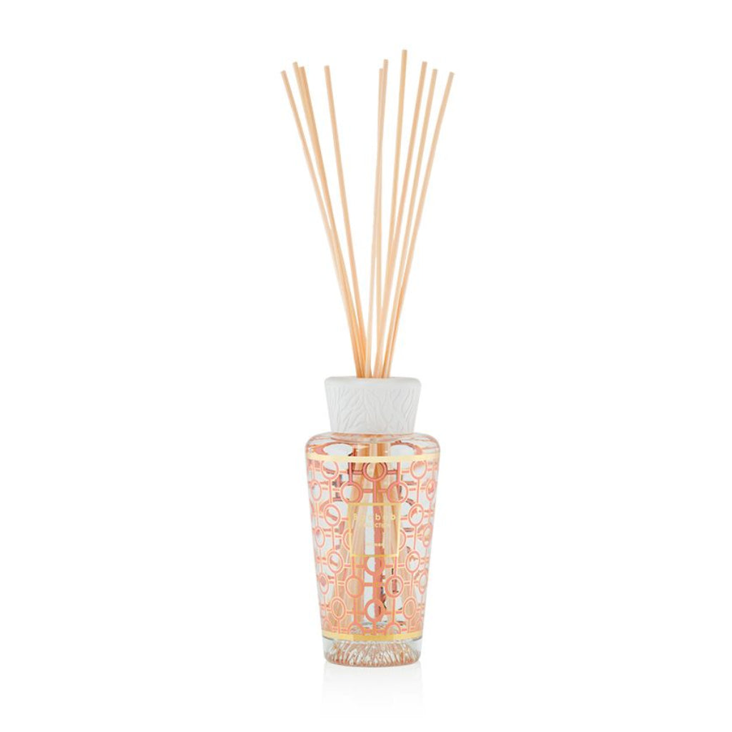 Baobab Collection My First Baobab Women geurdiffuser 250 ml, roze en goudkleurige glazen flacon met lichtgekleurde geurstokjes op witte achtergrond.