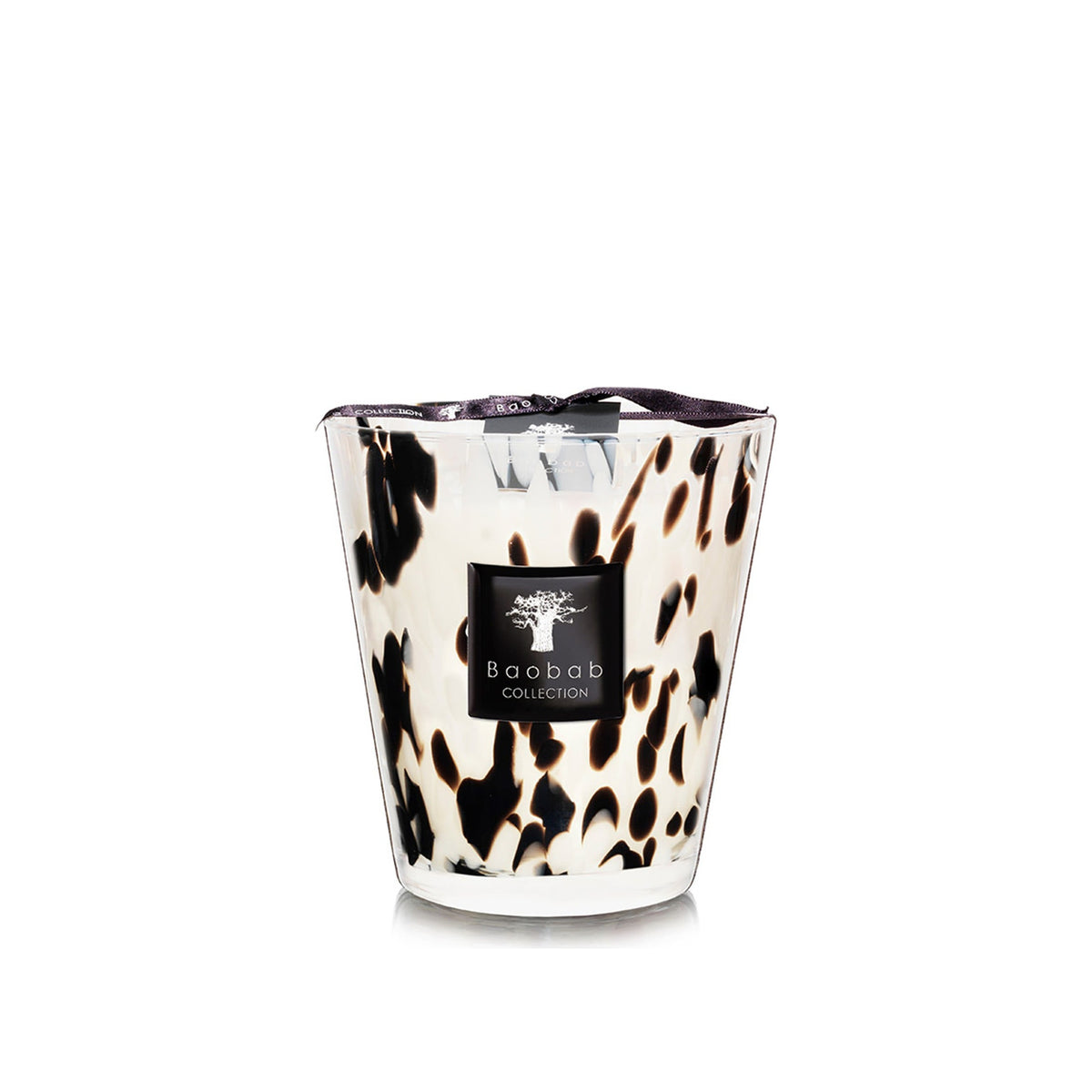 Baobab Collection geurkaars Pearls Black Max 16, wit glas met zwarte spikkels, vrijstaand op witte achtergrond.