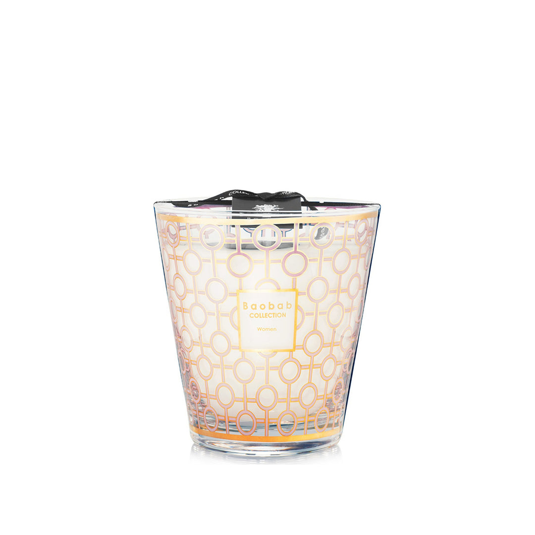 Baobab Collection geurkaars Women Max 16, glas met roze en goudkleurig geometrisch patroon, vrijstaand op witte achtergrond.