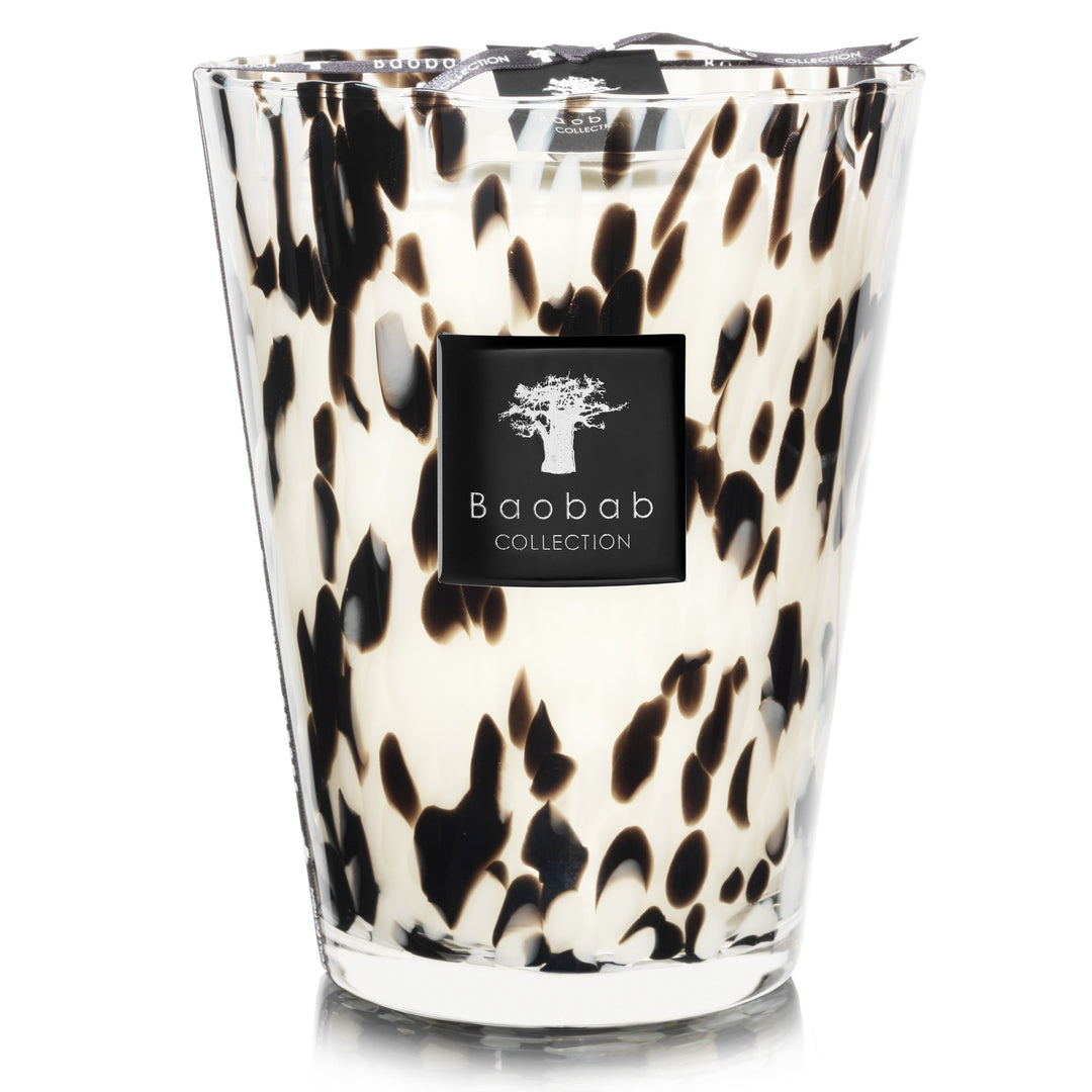 Baobab Collection geurkaars Pearls Black Max 24, wit glas met zwarte spikkels, vrijstaand op witte achtergrond.