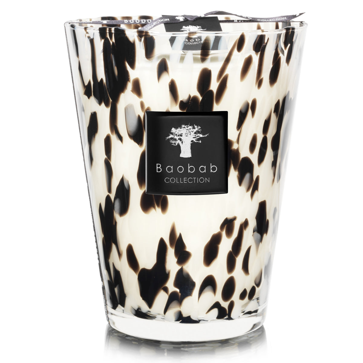 Baobab Collection geurkaars Pearls Black Max 24, wit glas met zwarte spikkels, vrijstaand op witte achtergrond.