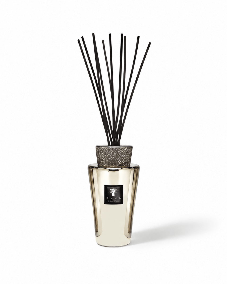 Baobab Collection Totem geurdiffuser Platinum 2 liter, zilverkleurige glazen flacon en zwarte geurstokjes, op witte achtergrond.