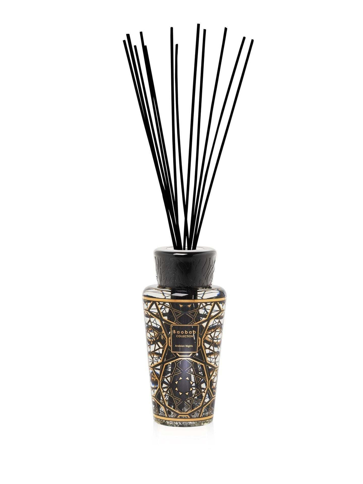 Baobab Collection geurdiffuser Arabian Nights 500 ml, glas met goudkleurig geometrisch patroon en geurstokjes op witte achtergrond.