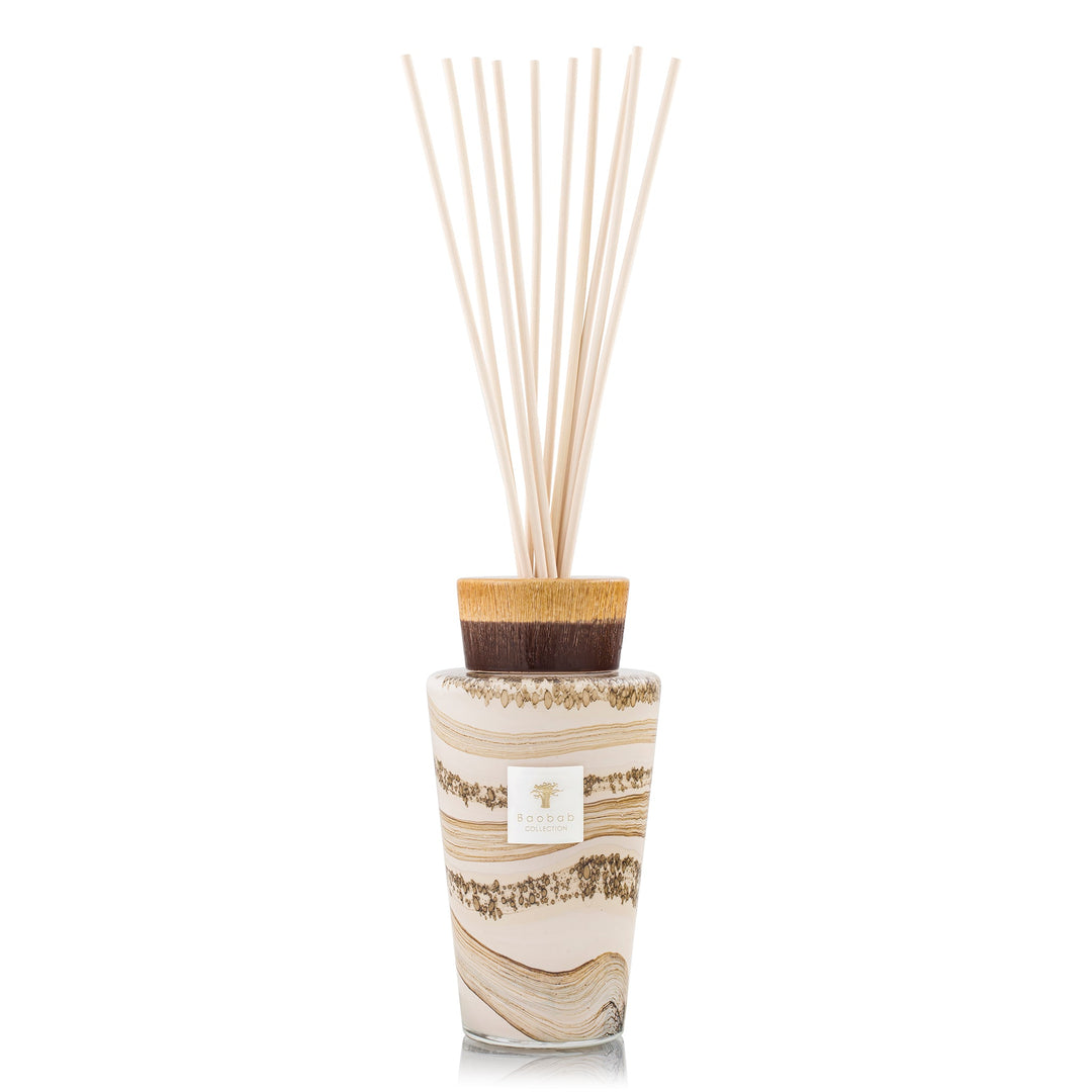 Baobab Collection geurdiffuser Sand Siloli 2 L, glas met beige en bruine tekening en geurstokjes op witte achtergrond.