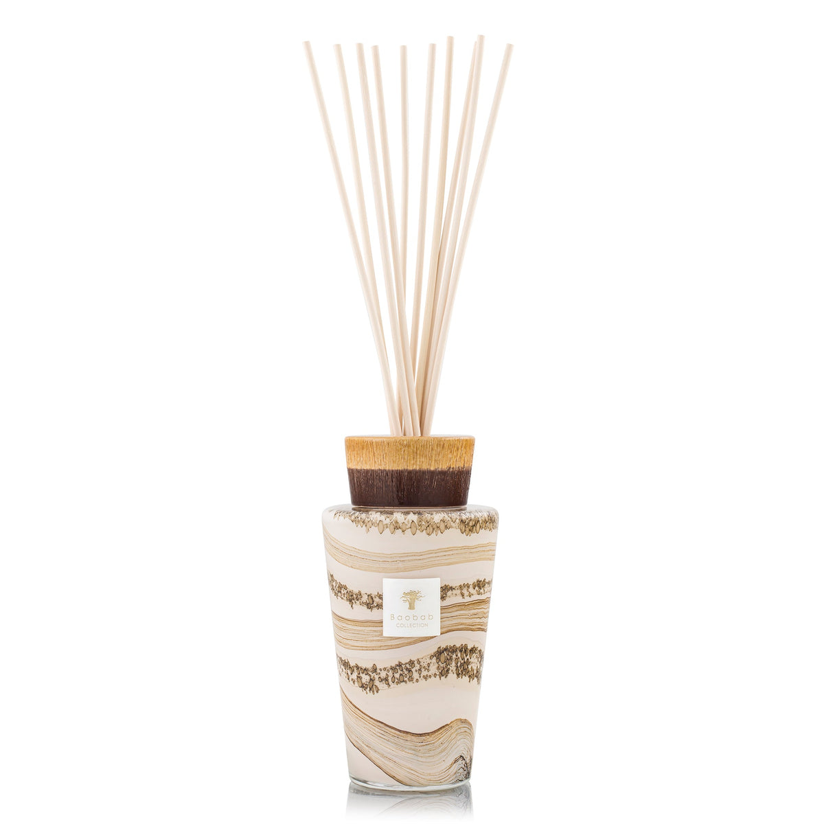 Baobab Collection geurdiffuser Sand Siloli 2 L, glas met beige en bruine tekening en geurstokjes op witte achtergrond.