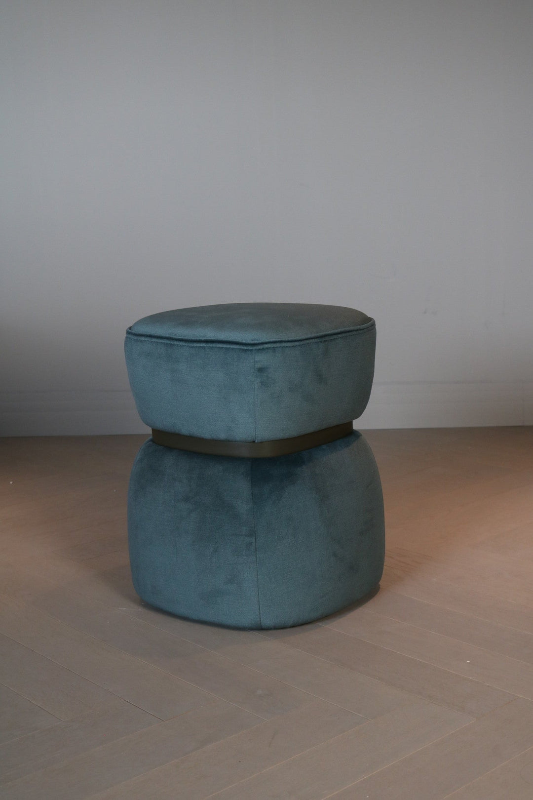Poef Vera in Mystic Green-fluweel – sfeerbeeld in interieur