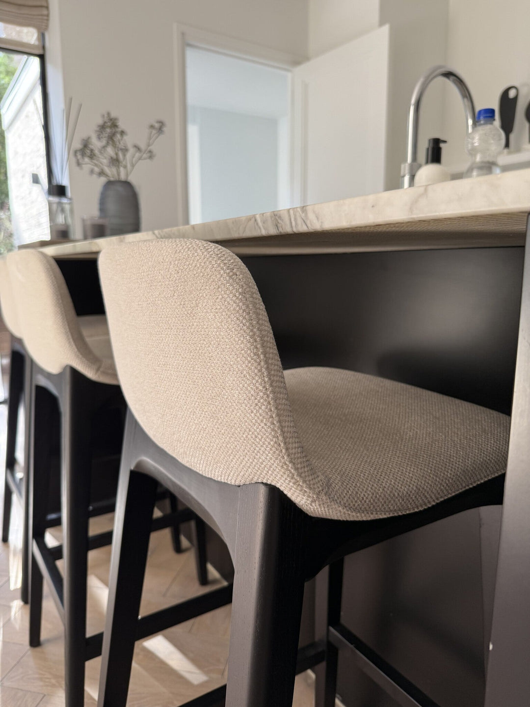 Barkruk Milano – modelbeeld in een interieur