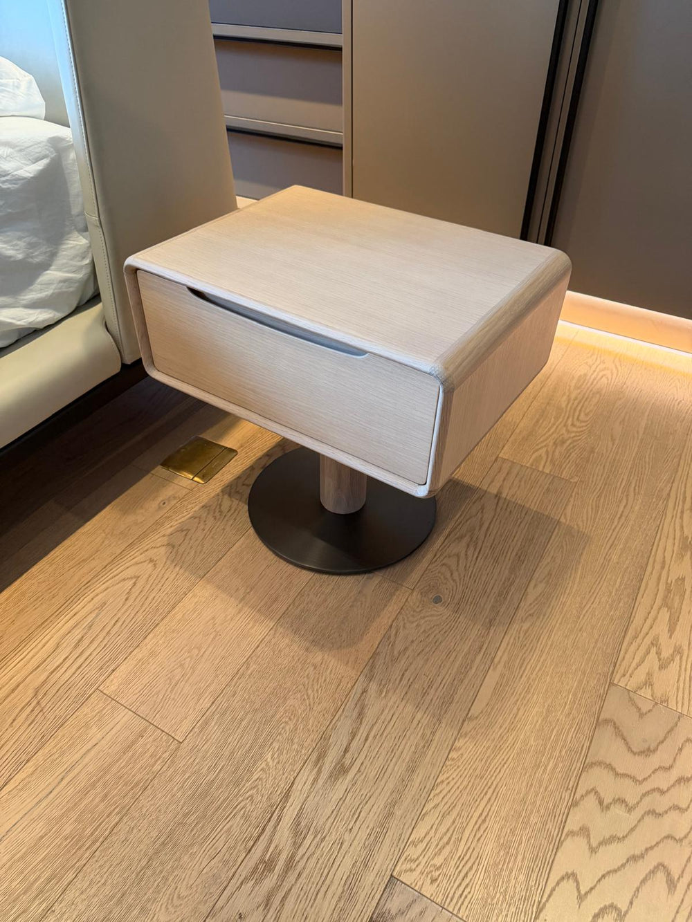 Nachtkastje Porto in naturel wit eiken in een interieur