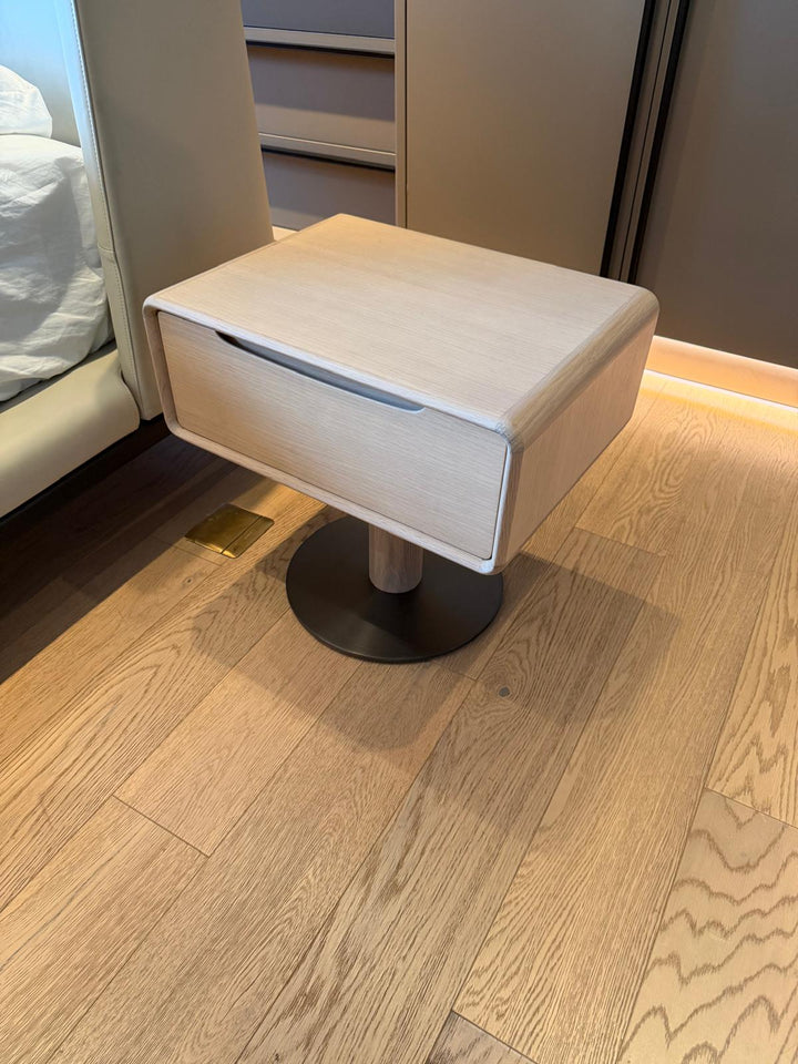 Nachtkastje Porto in naturel wit eiken in een interieur