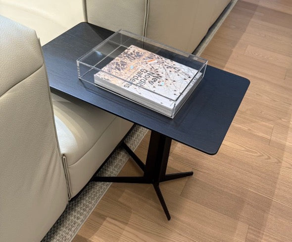 Bijzettafel Venice in Charcoal zwart in een interieur
