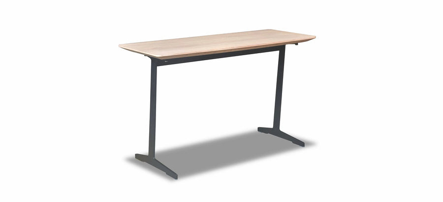 Sofabijzettafel Isola in naturel wit eiken blad / Charcoal frame – vrijstaand productbeeld