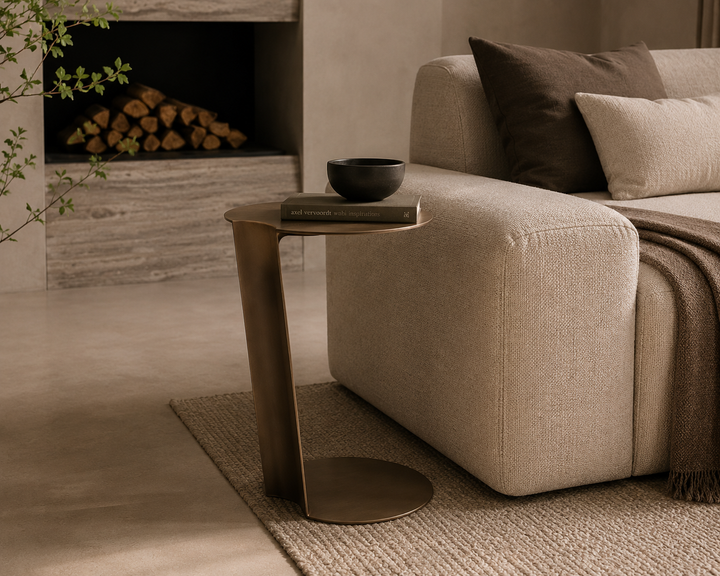 Bijzettafel Daro in handmatig afgewerkte bronsafwerking in een interieur