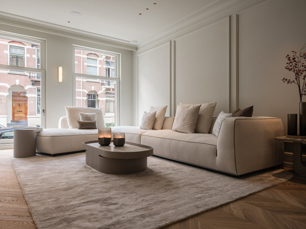 Salontafel Sogno in Silver Beige travertin / lichttaupe leer in een interieur