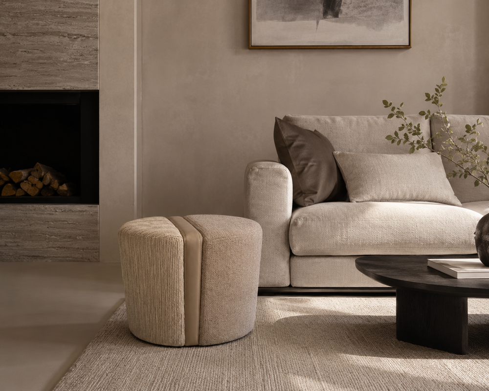 Poef Sogno in taupe beige in een interieur