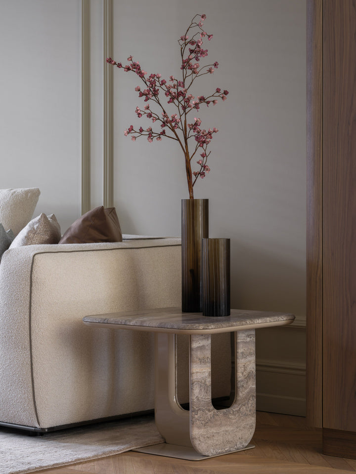 Bijzettafel Travero in zilver travertin / lichttaupe in een interieur