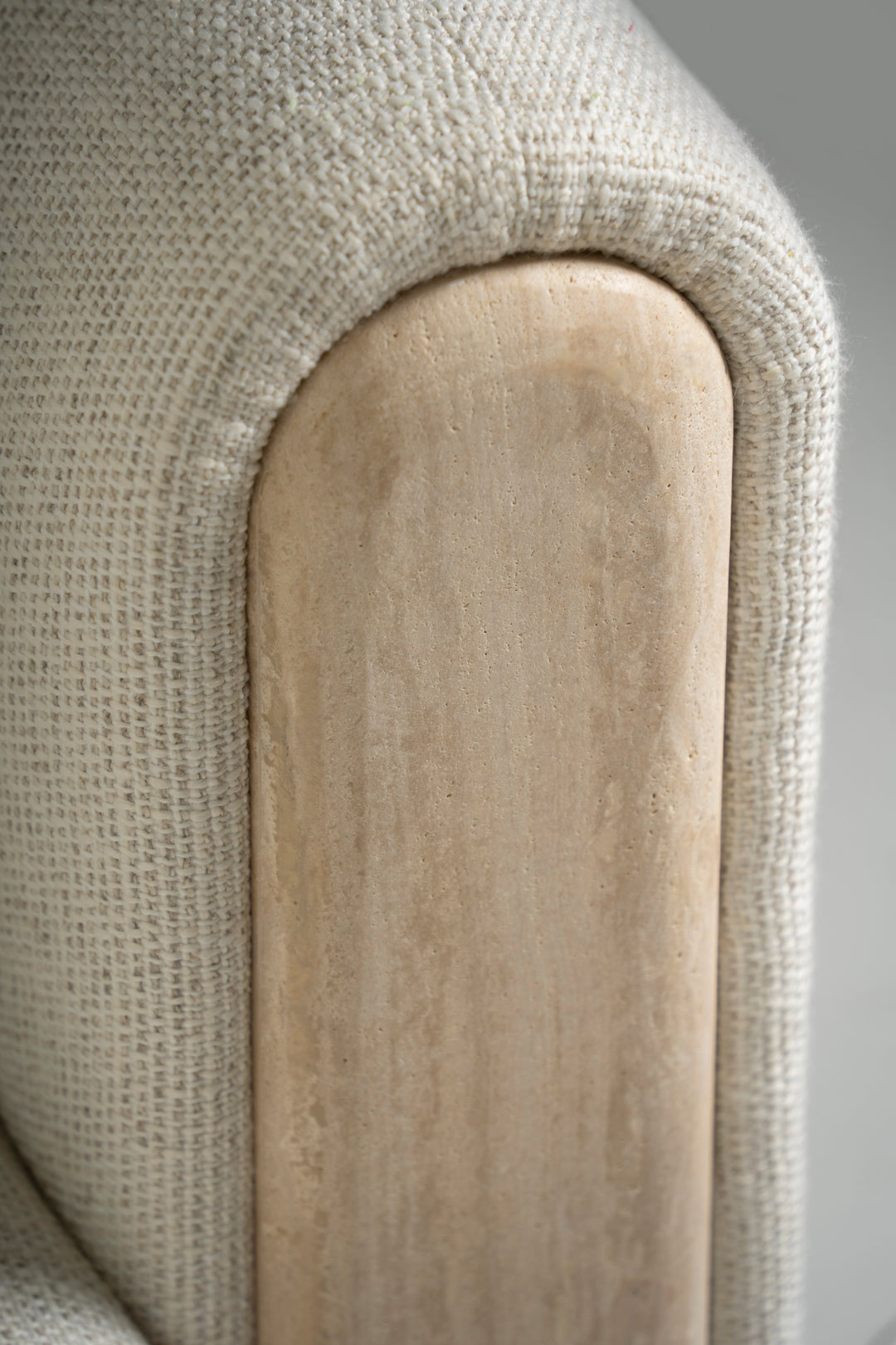 Fauteuil Tarida in travertin – detail
