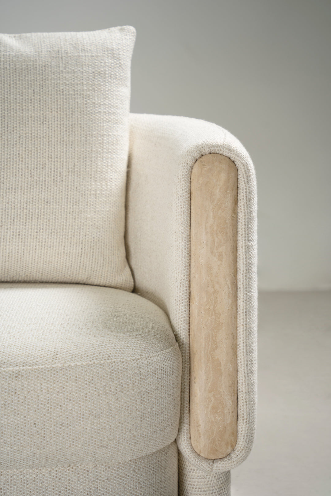 Fauteuil Tarida in travertin – detail