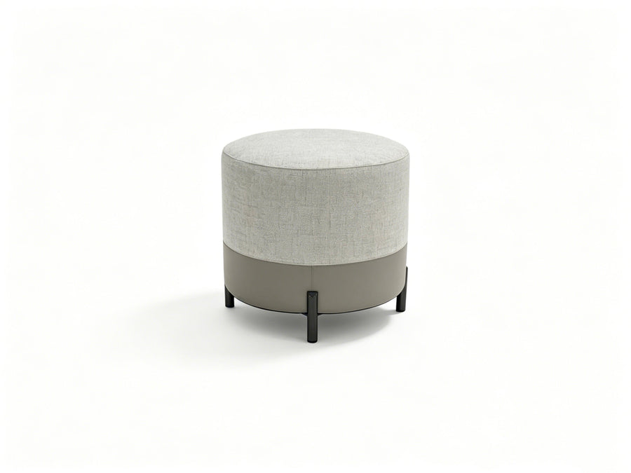 Poef Leo in White Sand-stof, leer en Gun Metal – vrijstaand productbeeld