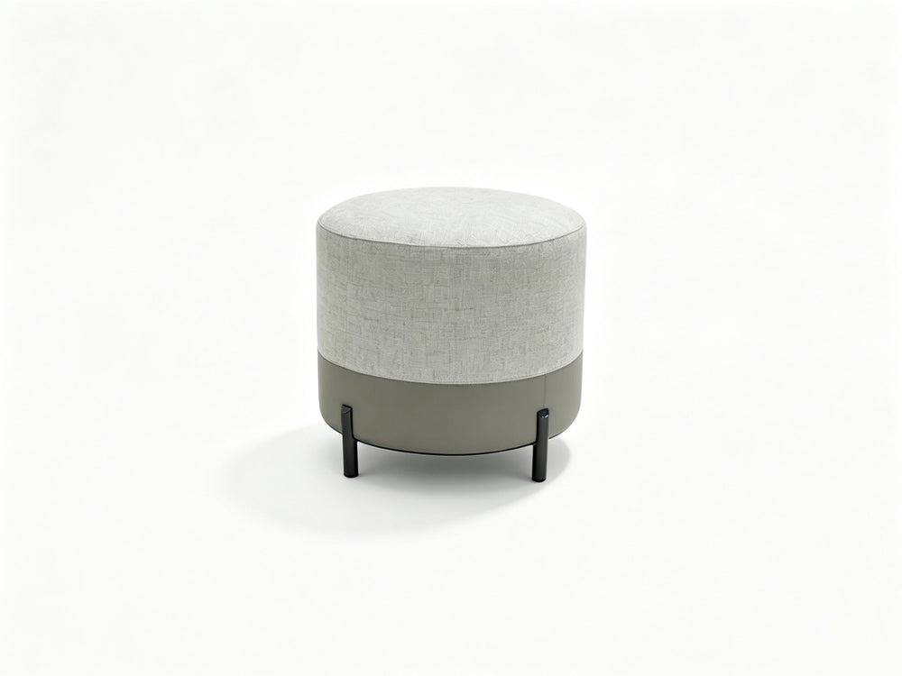 Poef Leo in White Sand-stof, leer en Gun Metal – vrijstaand productbeeld