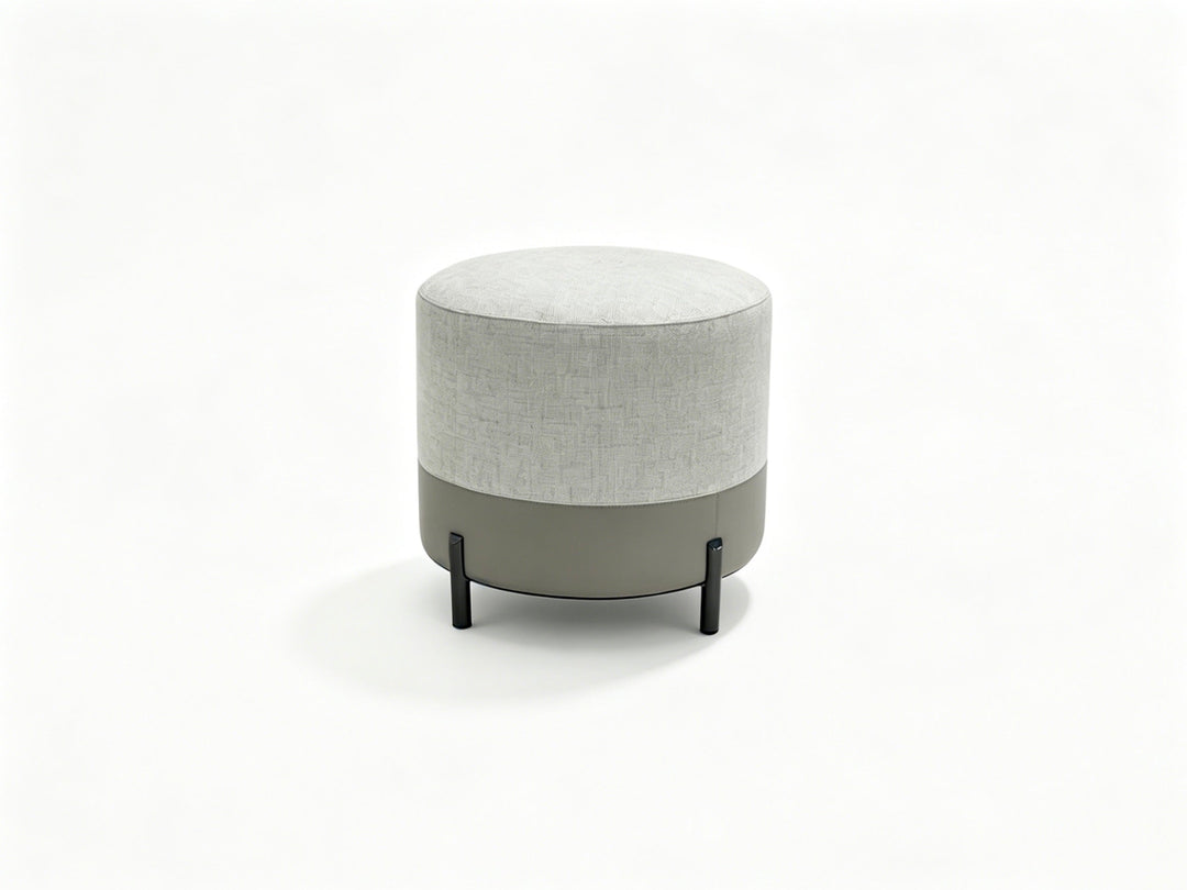 Poef Leo in White Sand-stof, leer en Gun Metal – vrijstaand productbeeld