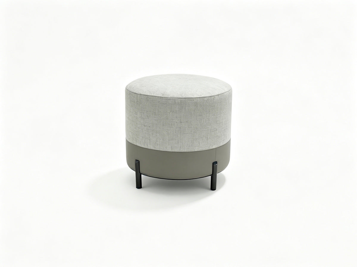 Poef Leo in White Sand-stof, leer en Gun Metal – vrijstaand productbeeld