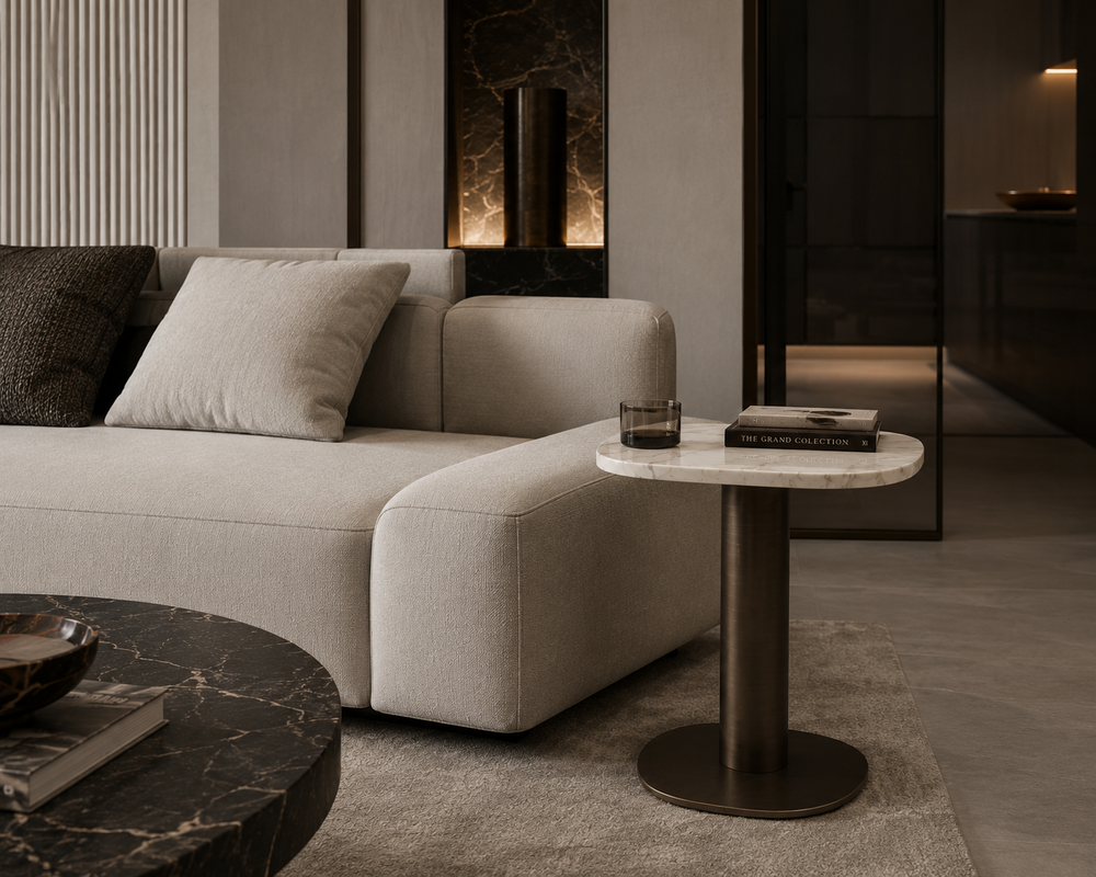Bijzettafel Oyster in wit marmer en een metalen onderstel met bronsafwerking in een interieur