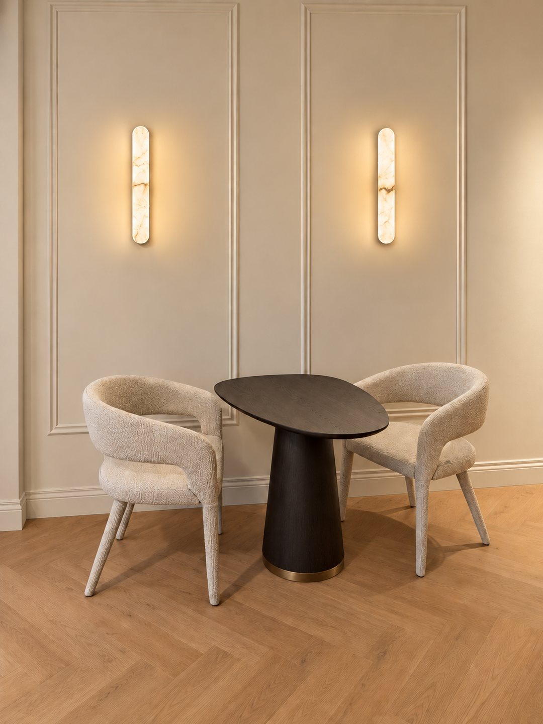 Bistrotafel Rosewood in zwart eikenfineer met antiekbronskleurig detail in een interieur