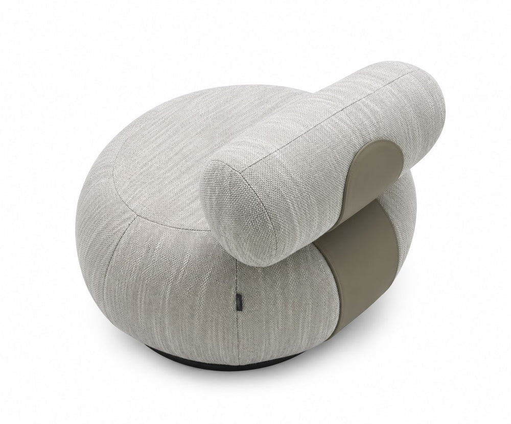 Draaifauteuil Iris in lichttaupe – vrijstaand productbeeld