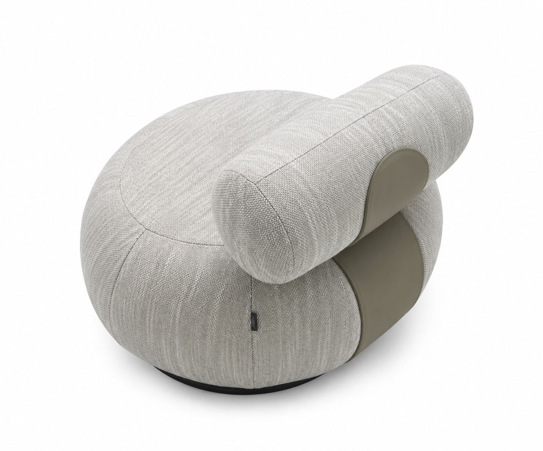 Draaifauteuil Iris in lichttaupe – vrijstaand productbeeld