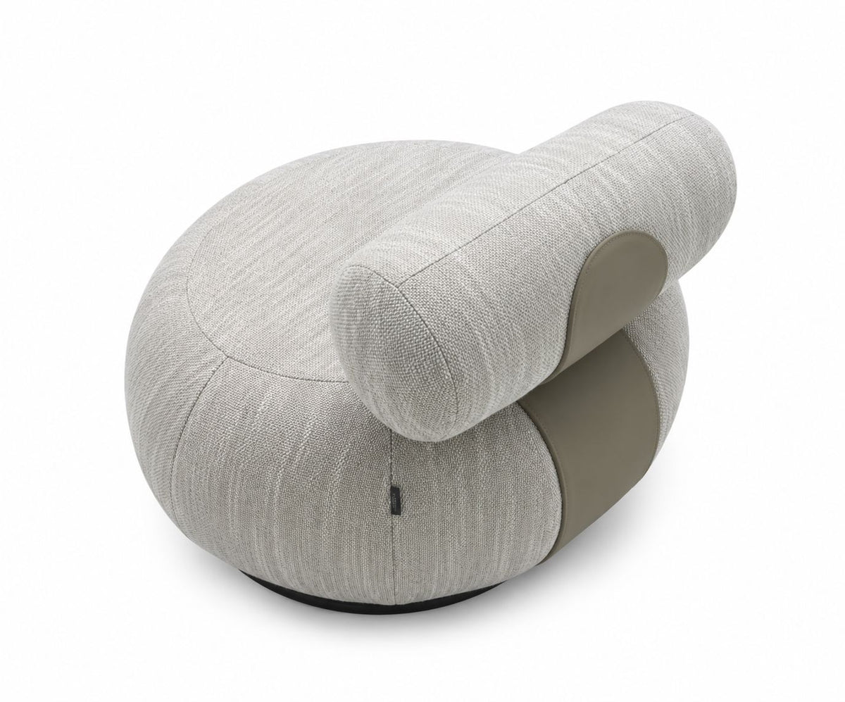 Draaifauteuil Iris in lichttaupe – vrijstaand productbeeld