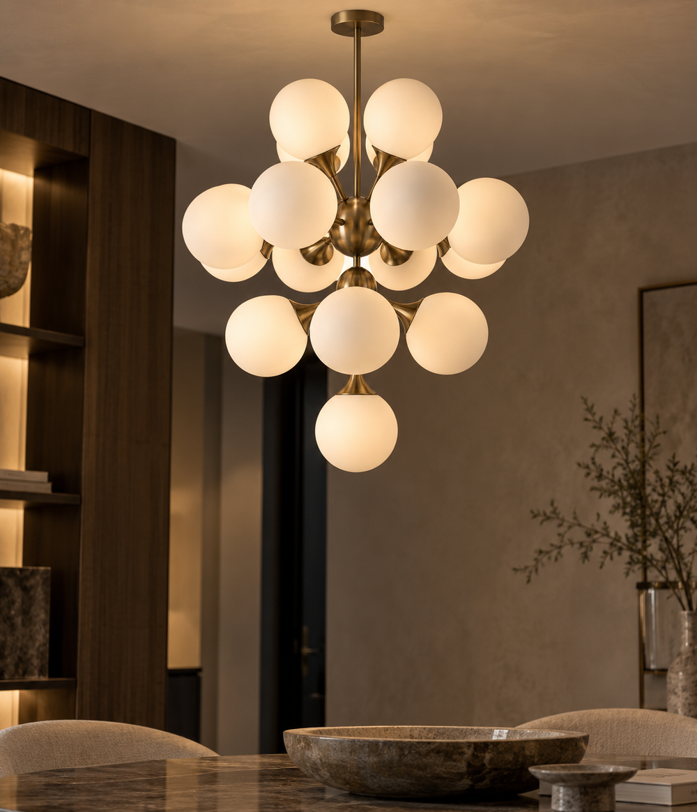 Kroonluchter Imperiale in melkglas en antiekbronsafwerking in een interieur