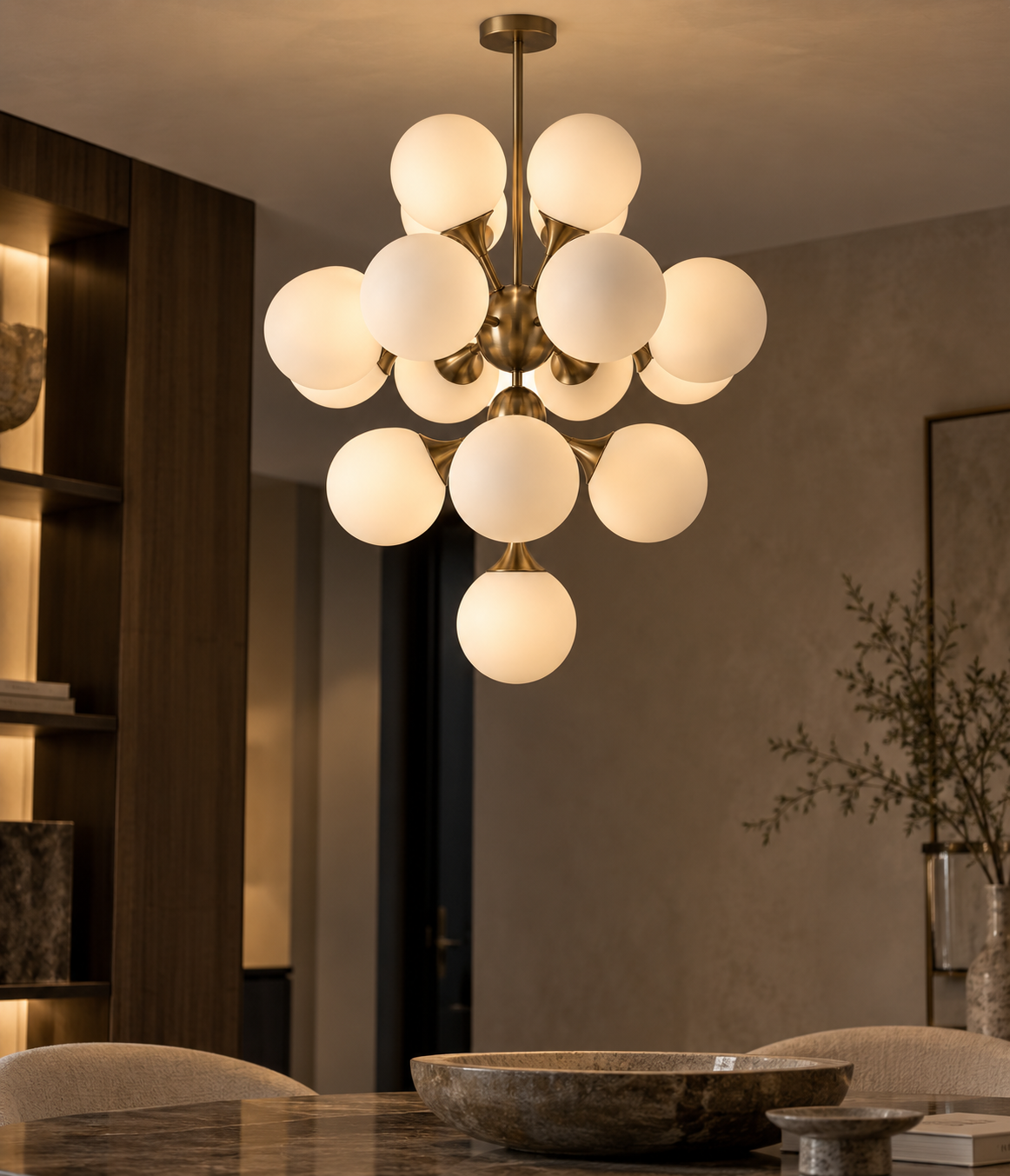 Kroonluchter Imperiale in melkglas en antiekbronsafwerking in een interieur