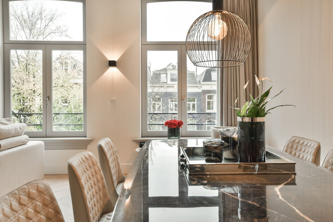 Eettafel Milano in Anthracite-marmer en geborsteld roestvrij staal in een interieur