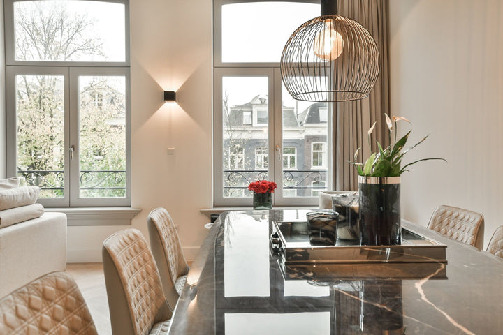 Eettafel Milano in Anthracite-marmer en geborsteld roestvrij staal in een interieur