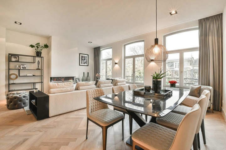 Eettafel Milano in Anthracite-marmer en geborsteld roestvrij staal in een interieur