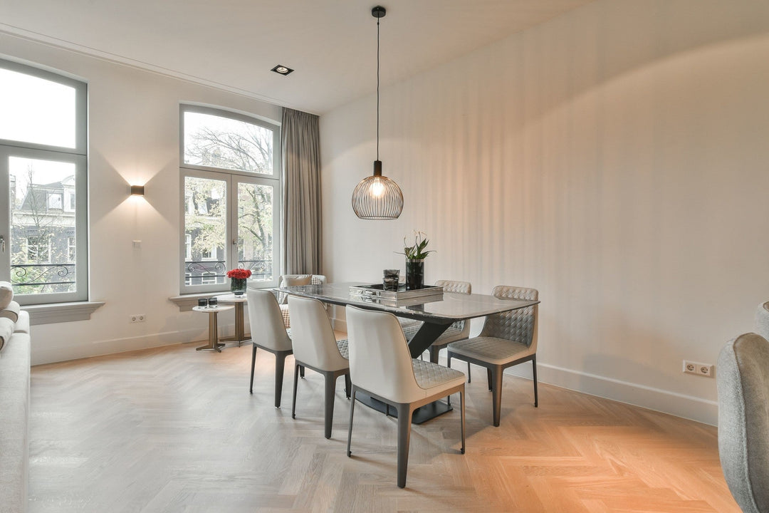 Eettafel Milano in Anthracite-marmer en geborsteld roestvrij staal in een interieur