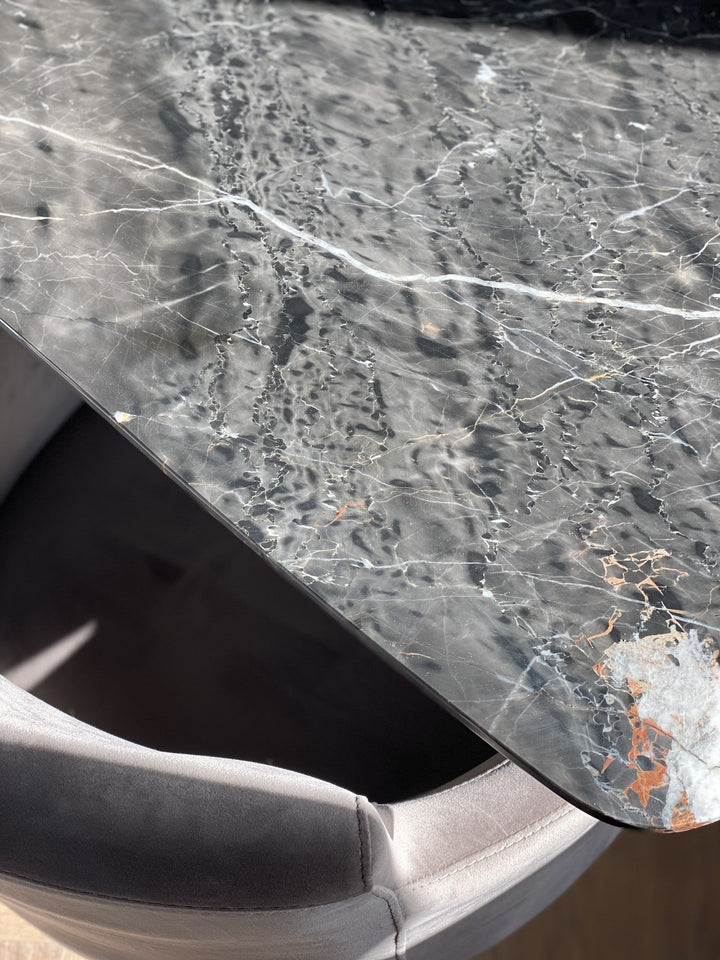 Eettafel Milano in Anthracite-marmer en geborsteld roestvrij staal – detail