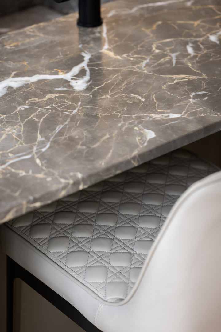 Barstoel Diana in beige – detail