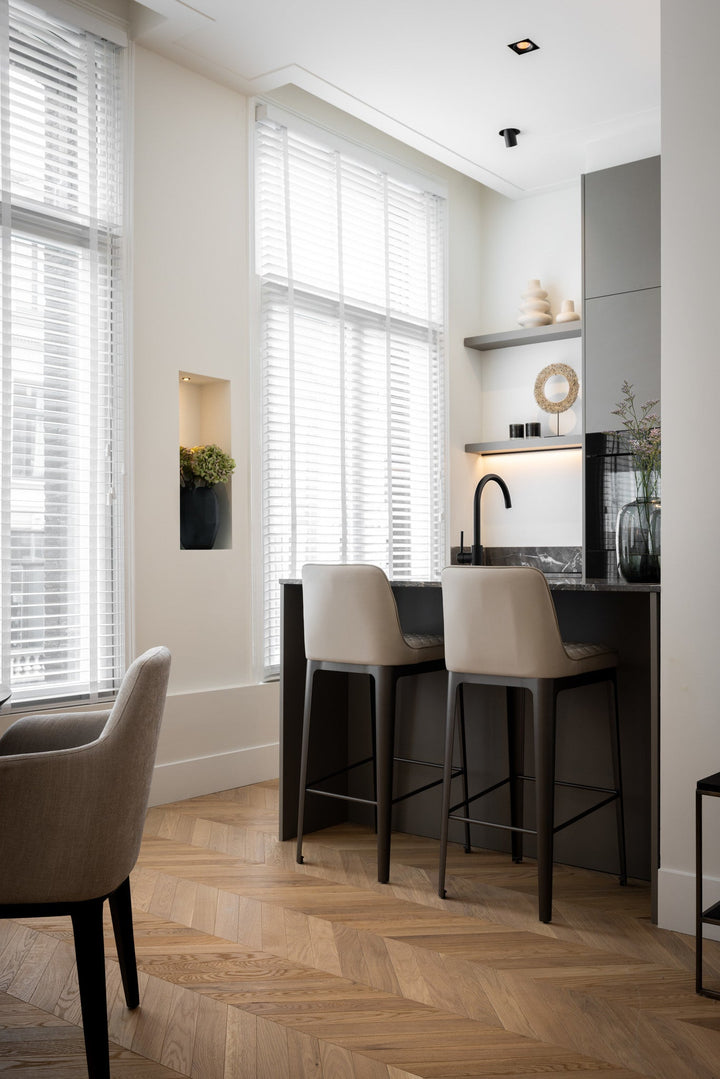 Barstoel Diana in beige in een interieur
