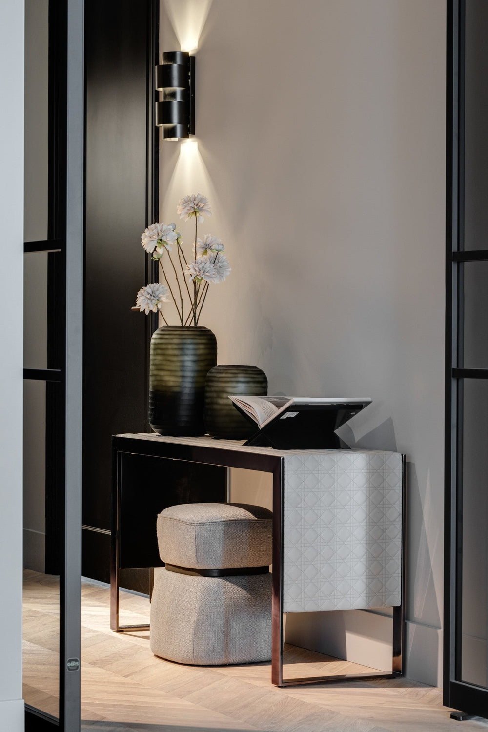 Console Diana in Gun Black-roestvrij staal en beige leer met patroon in een interieur