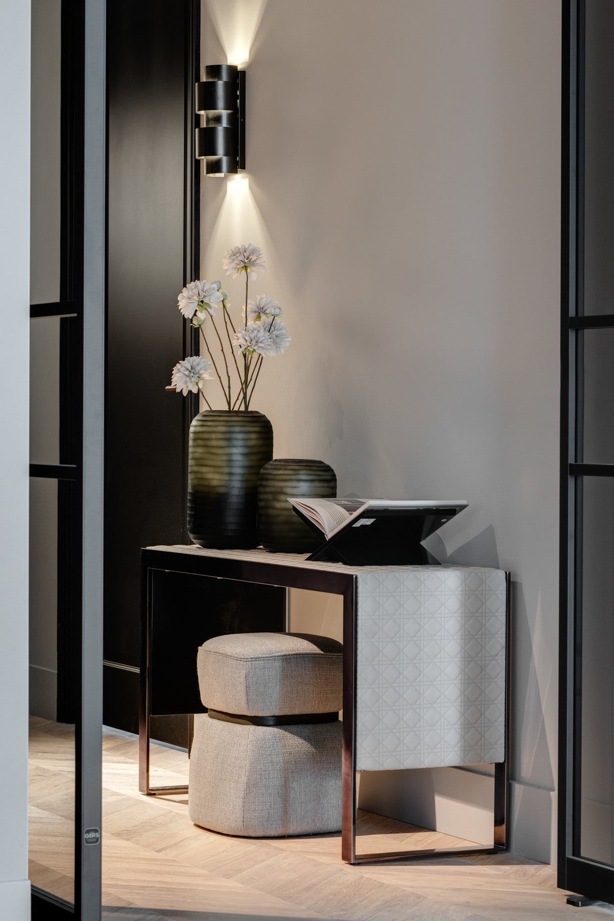 Console Diana in Gun Black-roestvrij staal en beige leer met patroon in een interieur