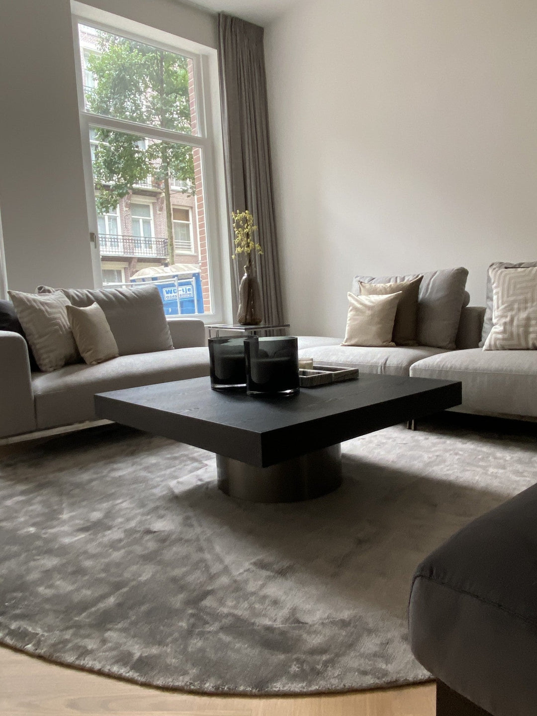 Salontafel Modena in gerookt fineer in een interieur